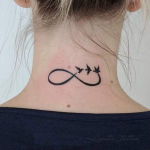 Tatouage feminin signe infini cou