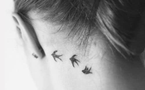 Tatto femme oiseaux cou