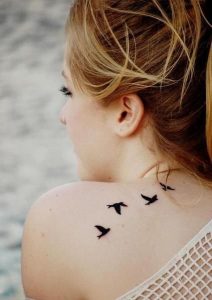 Tattoo femme oiseaux dos