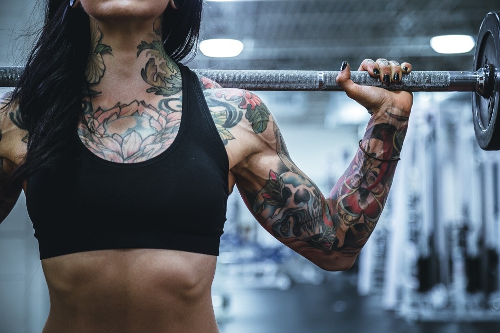 femme tatouée musculation