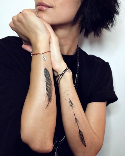 tatouage plume avant-bras