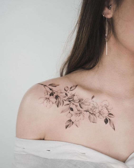 tatouage fleurs femmes