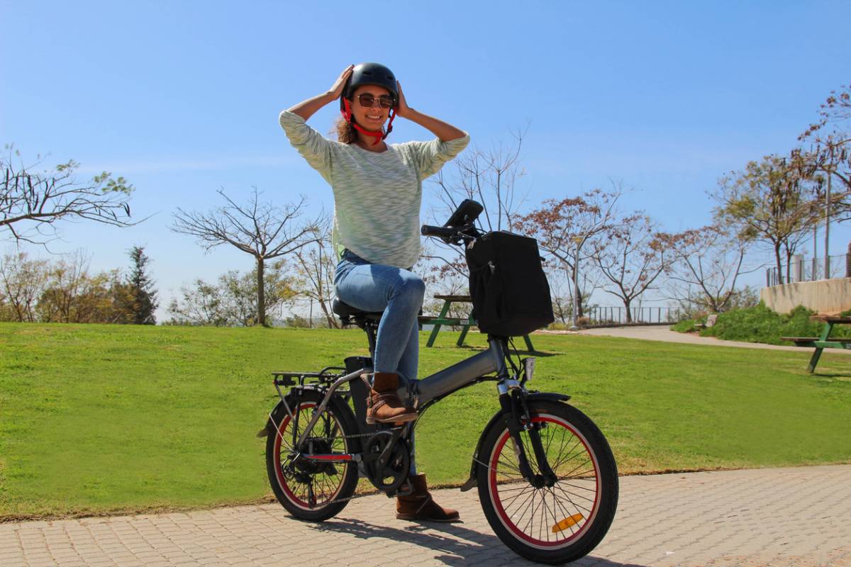 femme sur un vélo électrique