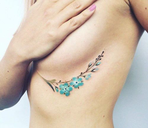 tatouage fleurs colorées sur le côté de la poitrine