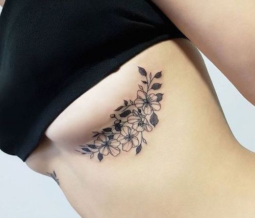 underboobs tattoo couronne de fleurs