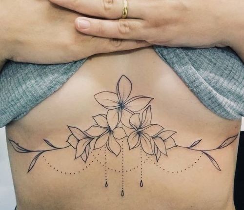 underboobs tattoo fleurs sous la poitrine
