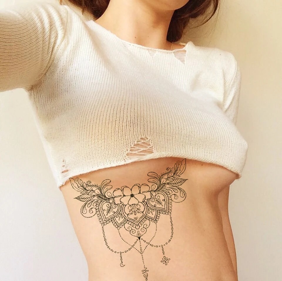 underboobs tattoo fleurs