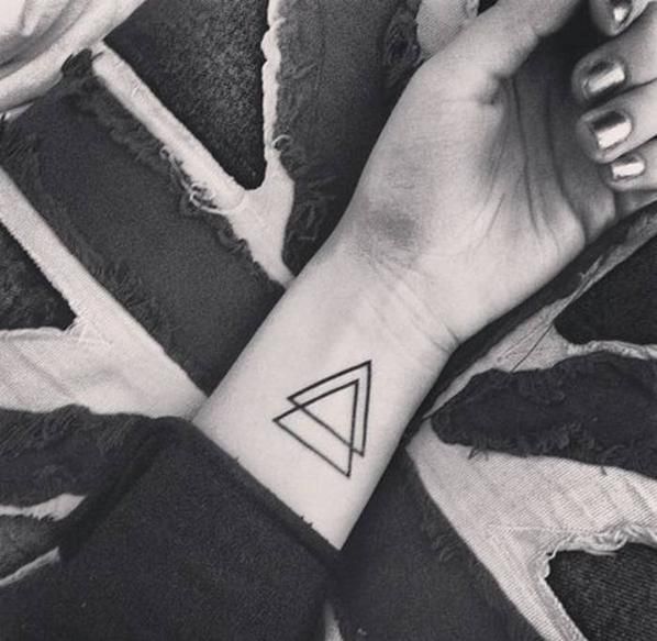 tatouage discret femme double triangle