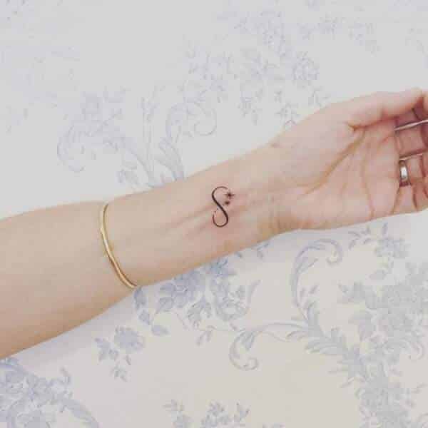 tatouage signe infini femme discret