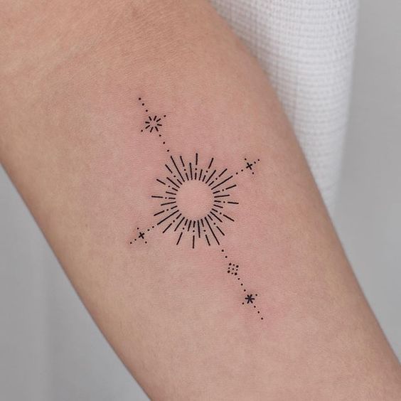 tatouage soleil discret femme