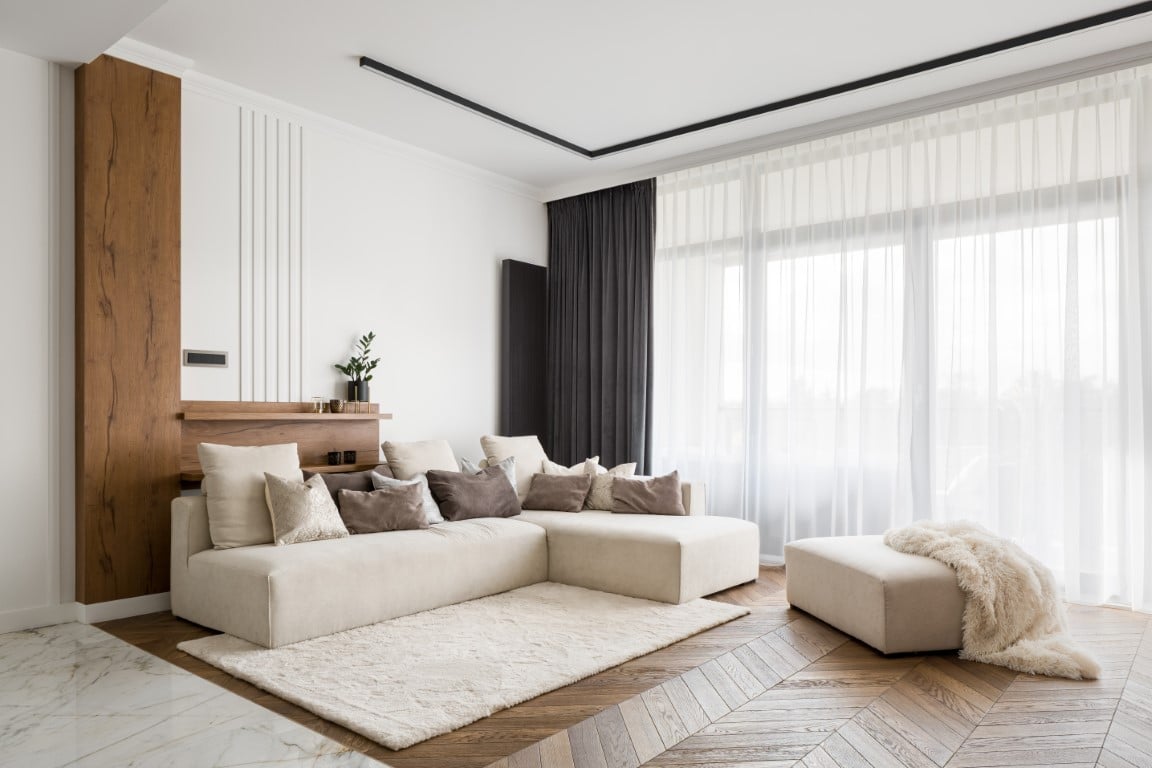 canapé d’angle blanc dans un salon cosy